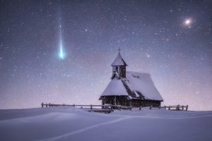 Comet Leonard above the Chapel Our Lady of the Snows